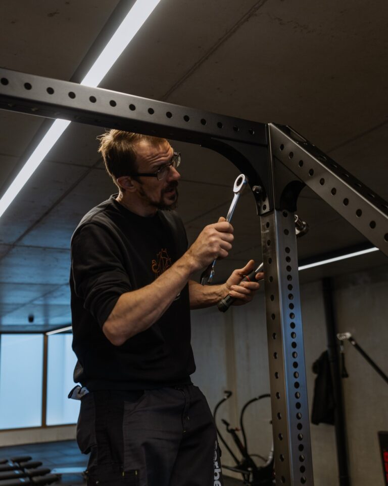Cerberus 2-Mann-Handling und Montage von Fitnessgeräten in Sölden, Österreich