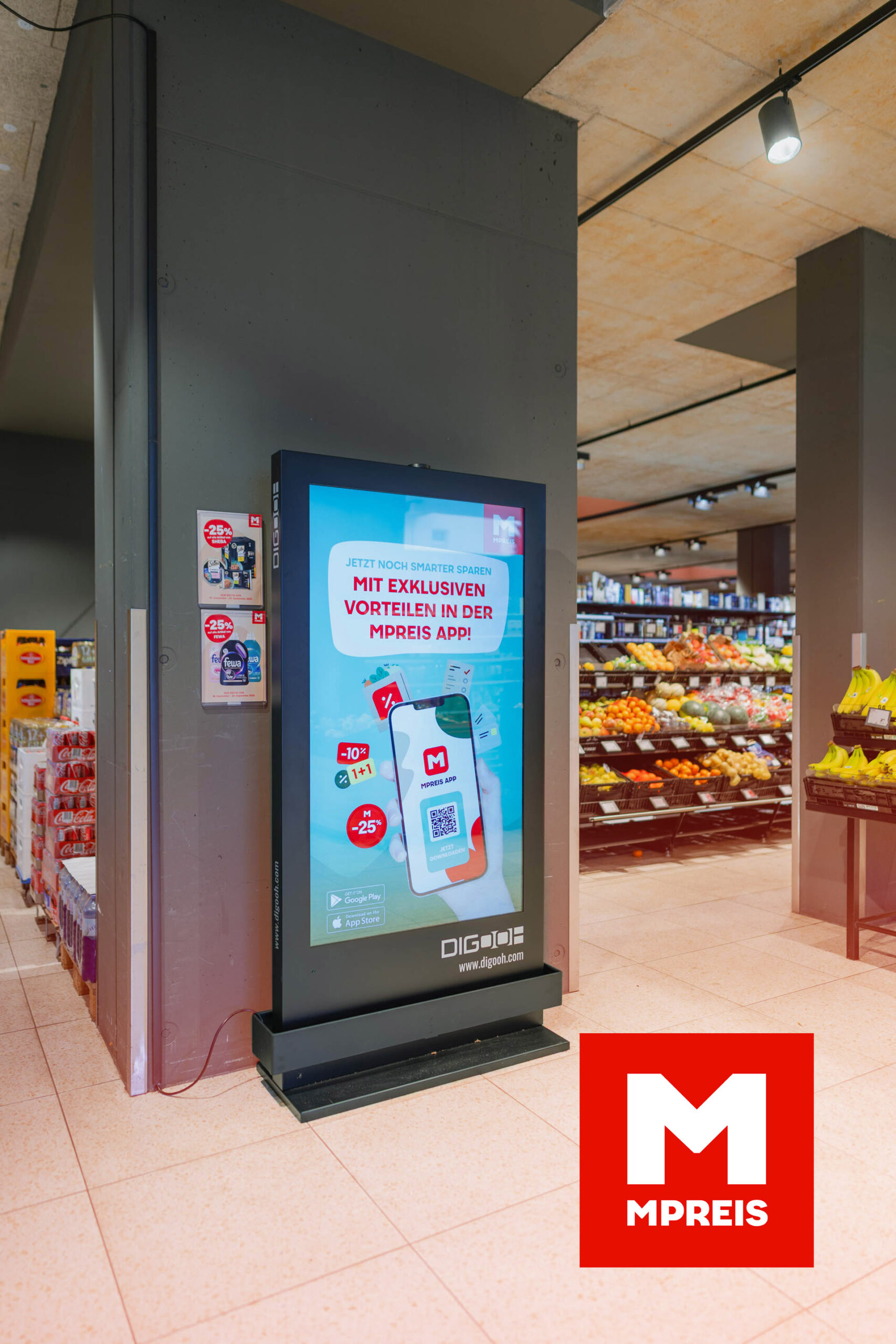 Fertig installierte MPREIS Digital-Stele im Eingangsbereich einer Filiale