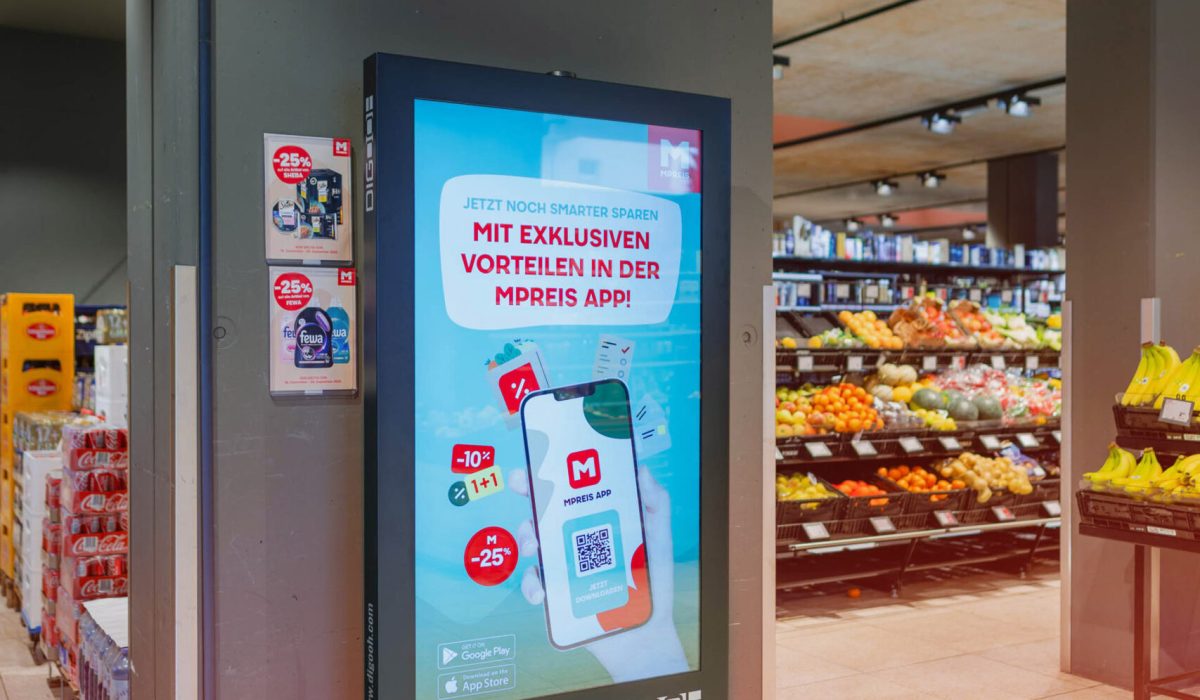 Fertig installierte MPREIS Digital-Stele im Eingangsbereich einer Filiale